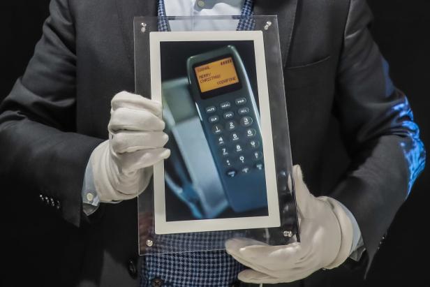 Digitaler Code der ersten SMS der Welt um 107.000 Euro versteigert