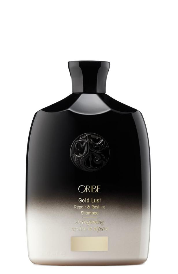 Eine Flasche „Oribe Gold Lust Repair & Restore“ Shampoo in Schwarz und Gold.