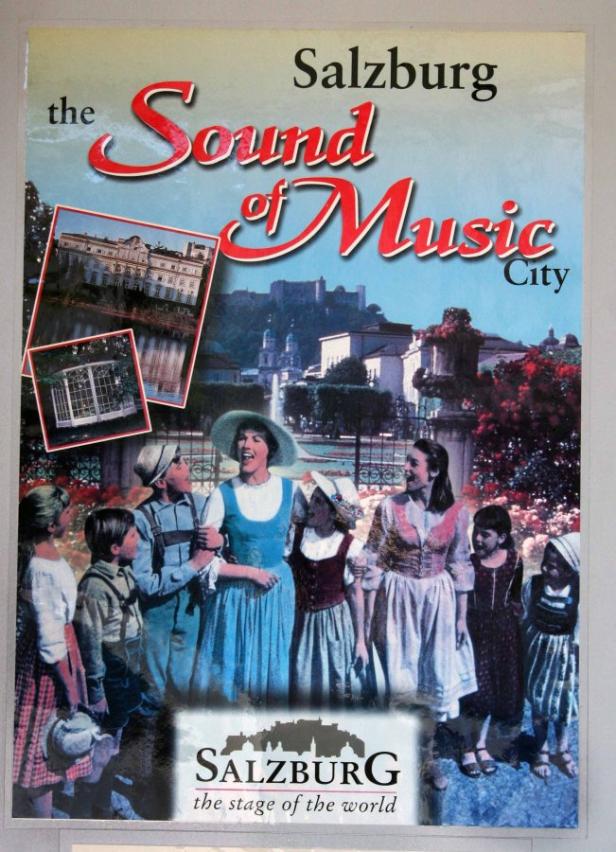 Eine Szene aus dem Musical „The Sound of Music“ in Salzburg mit Maria und den Kindern von Trapp.
