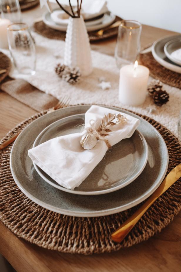 Natürliche Tischdeko: Geschmückt mit Nüssen und Federn