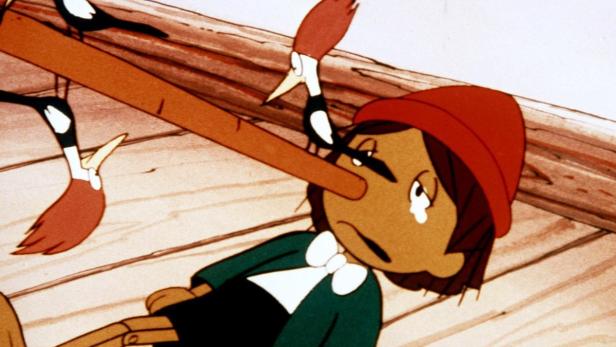 Pinocchio liegt traurig am Boden, während Spechte an seiner langen Nase picken.