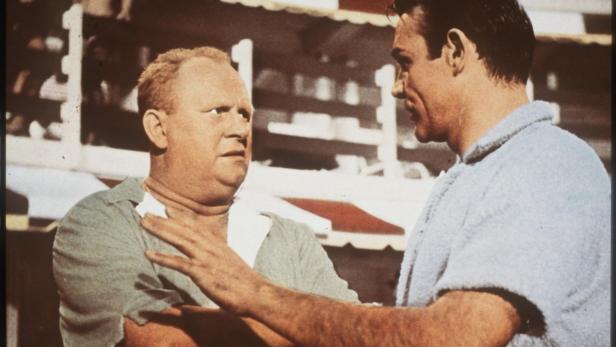 Szene mit Sean Connery und einem weiteren Schauspieler am Set von „James Bond 007 – Goldfinger“.