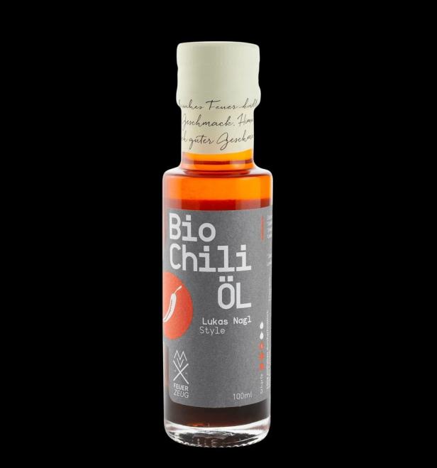 Eine Flasche Bio-Chiliöl von Lukas Nagl Style mit der Aufschrift „Feuerzeug“.
