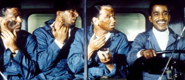Frank Sinatra, Dean Martin und Sammy Davis Jr. mit schmutzigen Gesichtern in einem Bus.