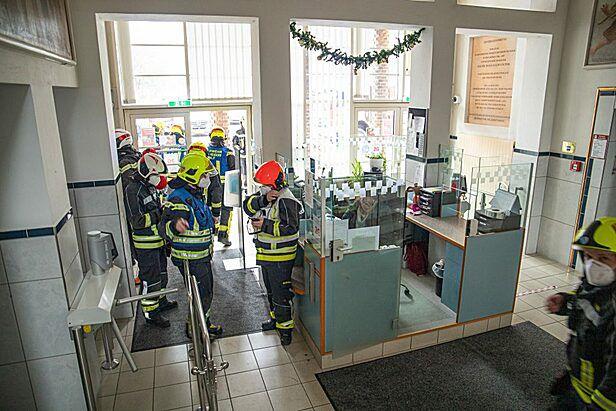 Mödlinger Stadtbad in Brand: Mehrere Personen flüchteten in Badegewand