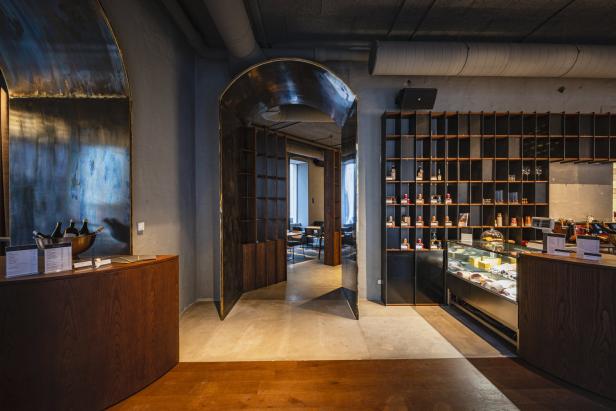 Innenansicht eines modernen Restaurants mit Bar und Sitzbereich.