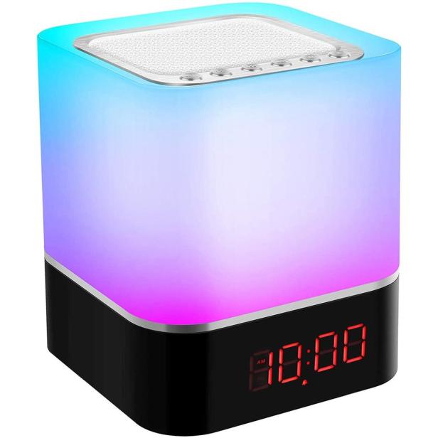 Ein würfelförmiger Lautsprecher mit Farbwechsel und Digitaluhr zeigt 10:00 Uhr.