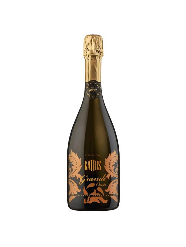Eine Flasche „Kattus Grande Cuvée“ Sekt vor einem weißen Hintergrund.