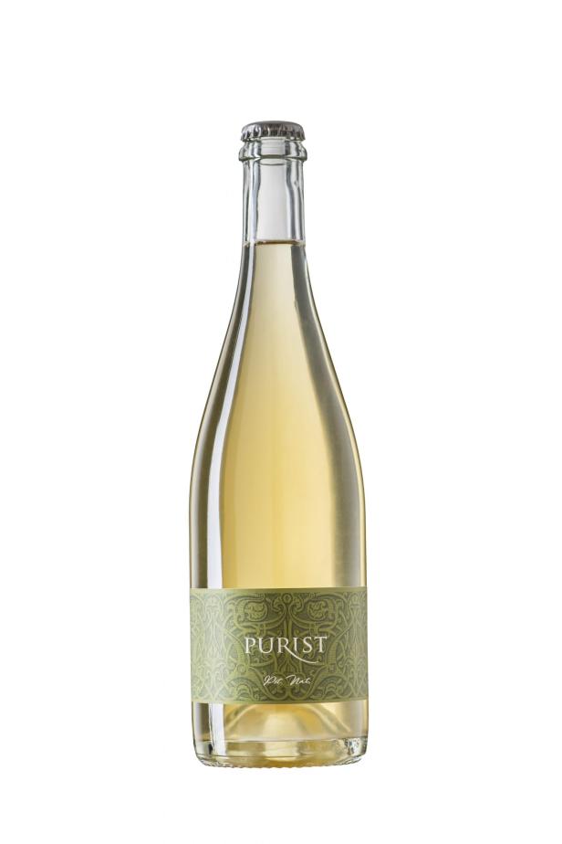 Eine Flasche „Purist“ Pet Nat Weißwein vor einem weißen Hintergrund.