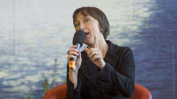 PK "DIE BREGENZER FESTSPIELE AB 2015": SOBOTKA Eine Frau spricht in ein Mikrofon und hebt ihren Zeigefinger.