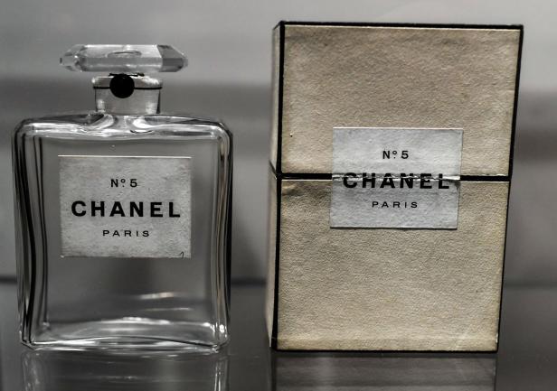 Eine Flasche Chanel No. 5 neben der zugehörigen Verpackung.