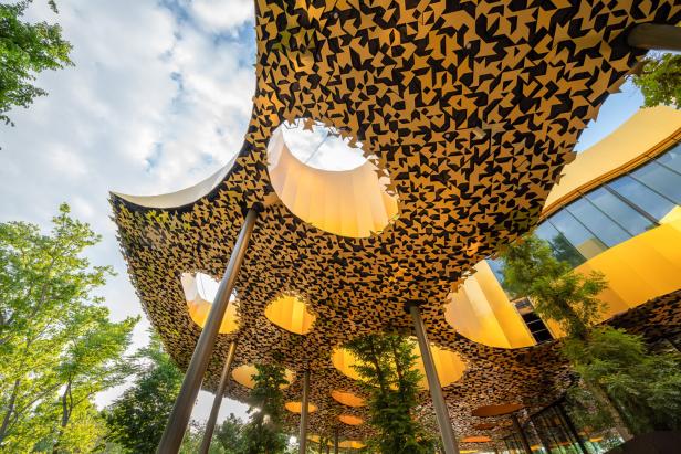 Das Haus der Musik Ungarn in Budapest mit seinem markanten, perforierten Dach.