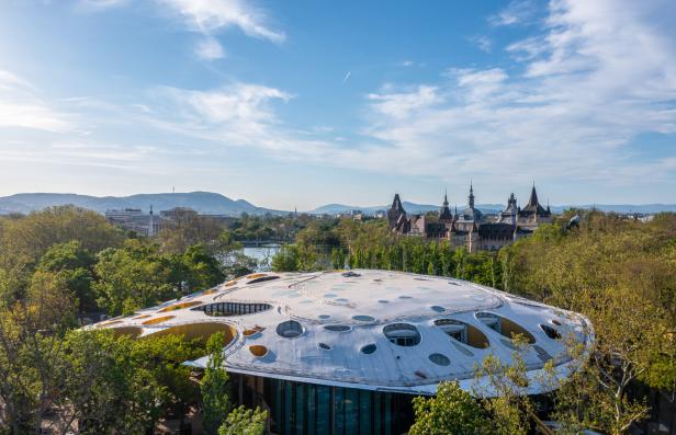 Blick auf den Városliget Park in Budapest mit dem Haus der Musik und der Vajdahunyad Burg im Hintergrund.