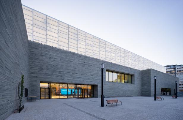 Das Kunstmuseum Brandts in Odense, Dänemark, mit seiner markanten Fassade aus grauem Stein.