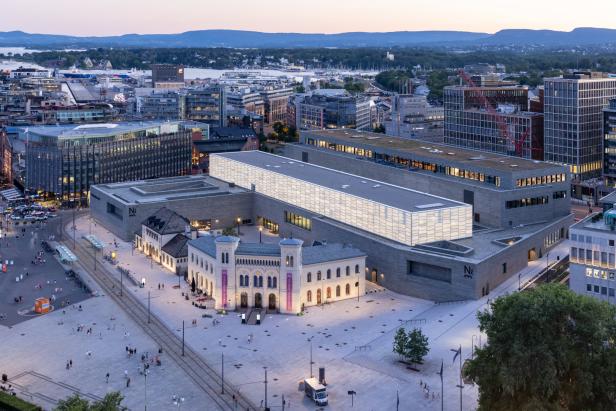 Luftaufnahme des Nationalmuseums in Oslo mit Menschen auf dem Vorplatz.