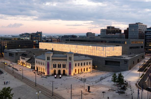 Das Nobel-Friedenszentrum in Oslo bei Dämmerung.