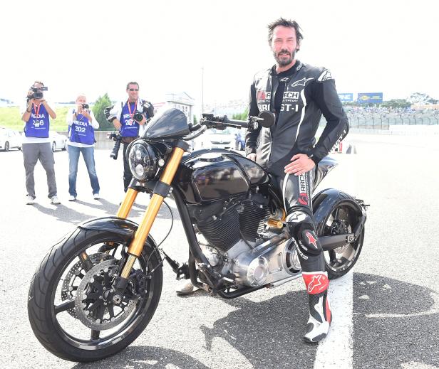 Keanu Reeves posiert auf einem Motorrad der Marke ARCH Motorcycle.