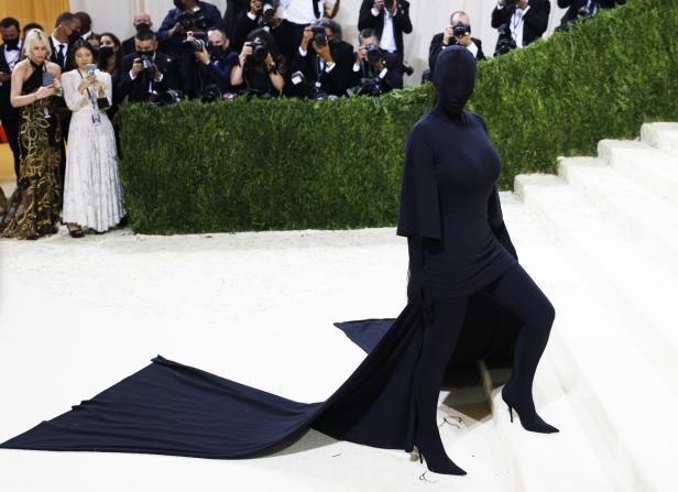 Kim Kardashian in einem schwarzen, gesichtsbedeckenden Outfit auf der Met Gala 2021.