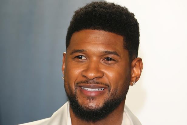 Usher lächelt in die Kamera 