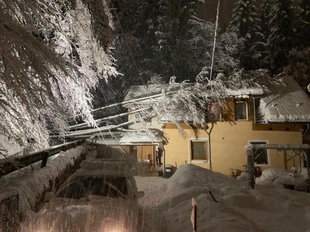 Starker Schneefall legt Straßen- und Bahnverkehr in Kärnten lahm