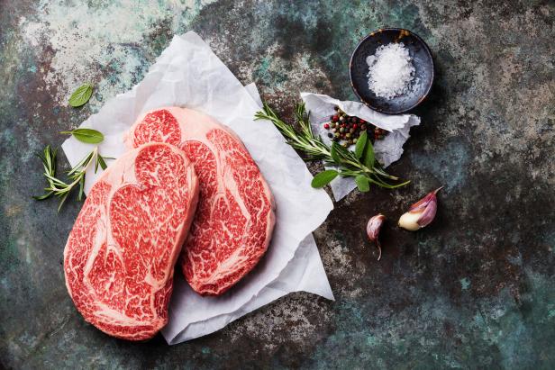 Zwei Steaks liegen auf einem Papier.