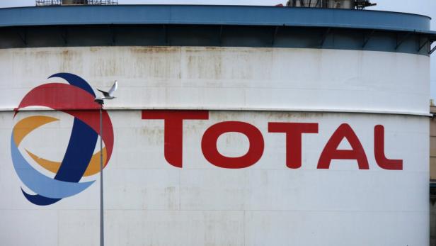 Eine Möwe sitzt auf einer Stange vor einem Tank mit dem Logo von TotalEnergies.