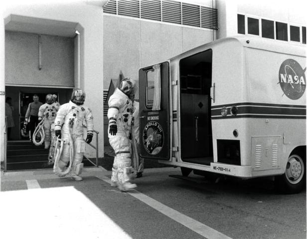 Astronauten der Apollo XIII verlassen einen NASA-Van.