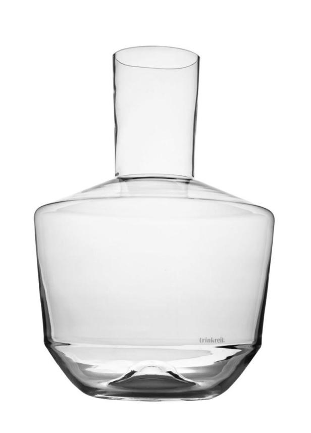 Eine leere, transparente Glaskaraffe mit der Aufschrift „trinkreif.“.