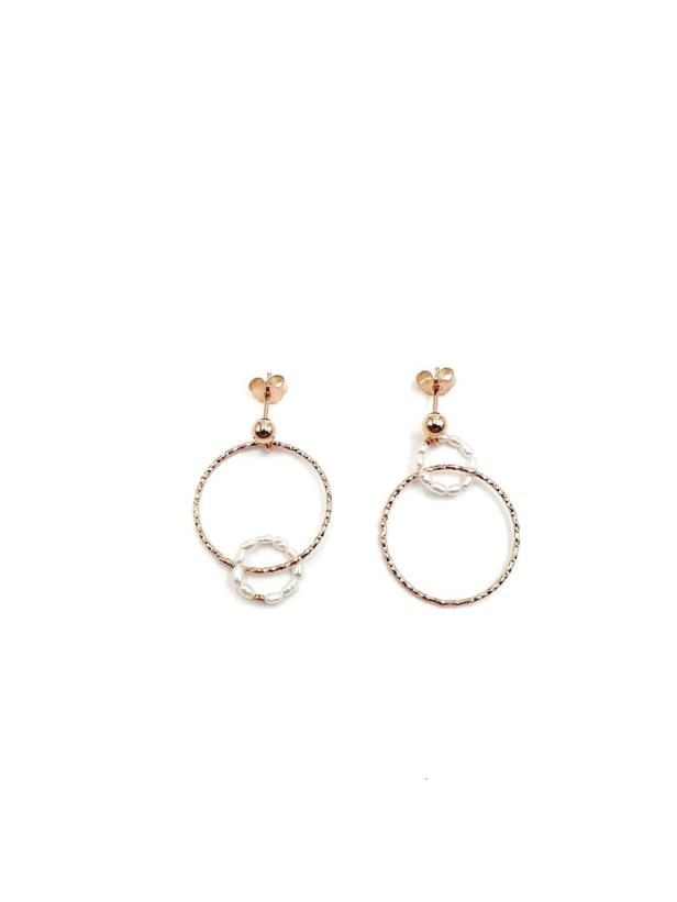 Zwei goldene Ohrringe mit einem großen und einem kleinen Kreis, der mit Perlen besetzt ist.