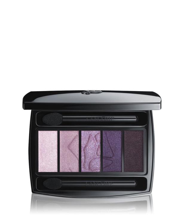 Eine geöffnete Lancôme-Lidschattenpalette in Violett- und Lilatönen mit zwei Applikatoren.