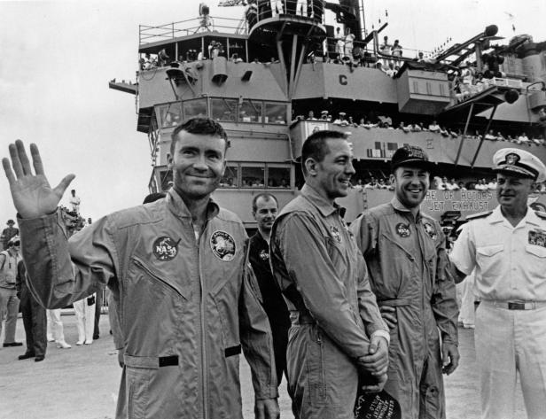 Die Apollo 13-Astronauten begrüßen die Menge auf einem Flugzeugträger.