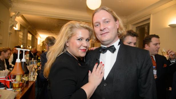 Hirschler mit neuem Freund Bernd Eine Frau mit blonden Haaren und ein Mann im Smoking posieren für ein Foto.