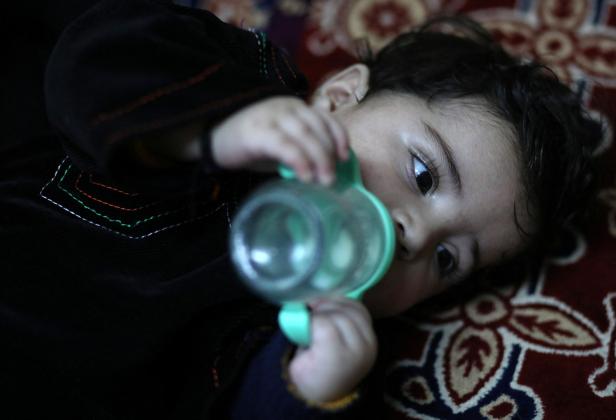 Eltern finden bei Flucht vor Taliban verlorenes Baby wieder
