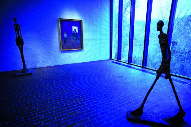 In einem Ausstellungsraum stehen zwei Skulpturen und ein Gemälde.