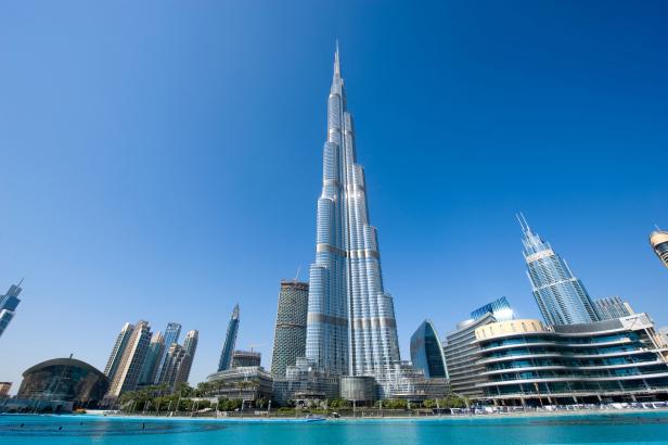 Der Burj Khalifa überragt die Skyline von Dubai.