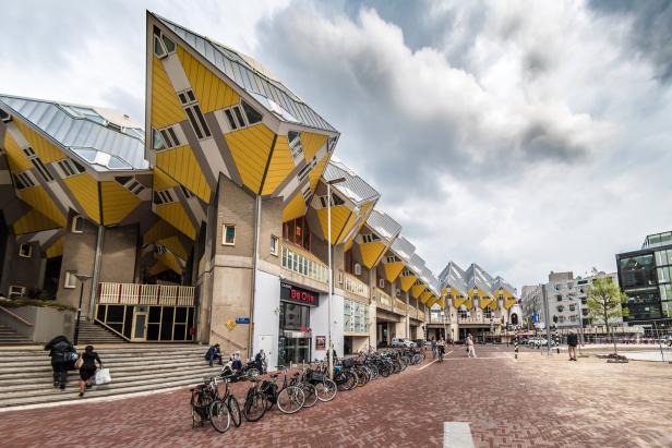Die Kubushäuser in Rotterdam, ein architektonisches Wahrzeichen der Stadt.