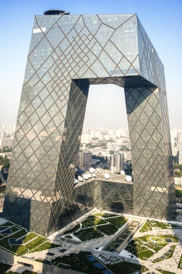 Das CCTV-Hauptquartier in Peking, ein markantes Gebäude mit ungewöhnlicher Form.