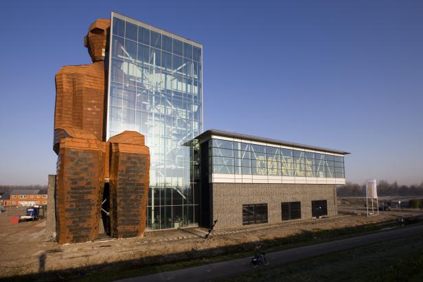 Das Corpus Museum in Oegstgeest, Niederlande, mit einer markanten Skulptur eines menschlichen Körpers.