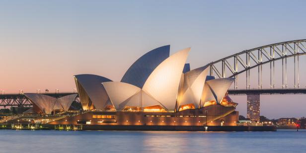 Das Opernhaus von Sydney und die Harbour Bridge bei Dämmerung.