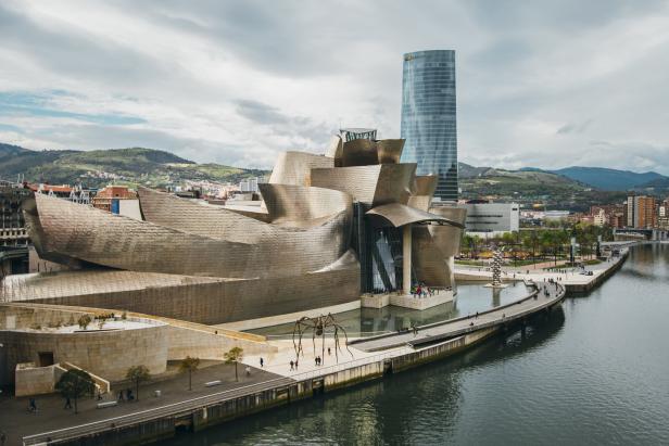 Das Guggenheim-Museum Bilbao mit der Skulptur „Maman“ im Vordergrund.