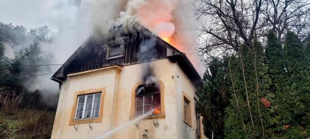 Bezirk Baden in NÖ: Pensionist bei Brand schwer verletzt