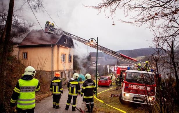 Bezirk Baden in NÖ: Pensionist bei Brand schwer verletzt