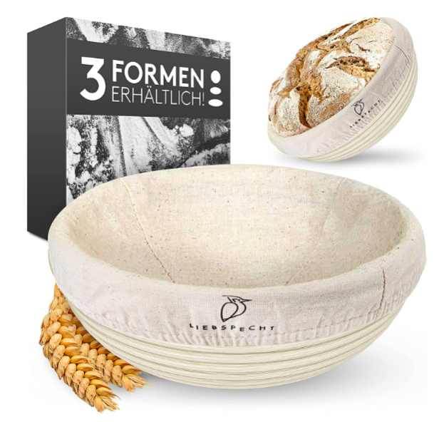 Eine Gärform von LiebSpecht mit Weizenähren und einem Brotlaib im Hintergrund.