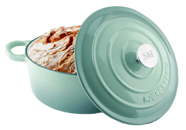 Ein Brotlaib in einem hellblauen Topf mit Deckel der Marke N&F Nord & Freya.