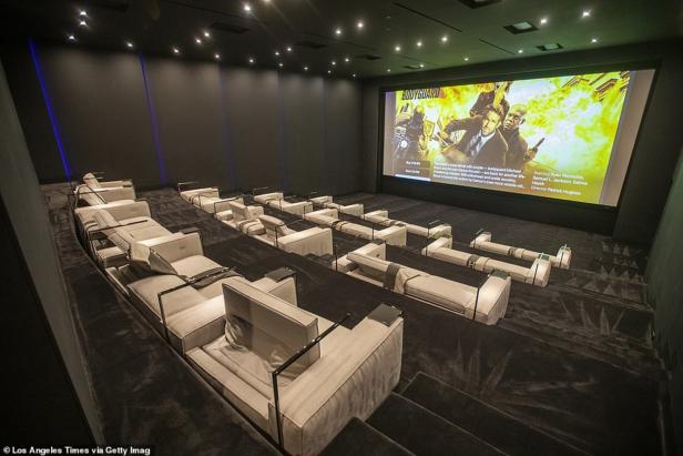 Ein Heimkino mit bequemen Liegesofas zeigt den Film „Bodyguard“.