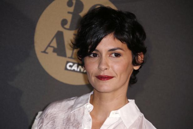 Audrey Tautou posiert vor einem Logo von Canal+.