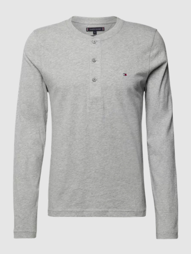 Ein graues Langarmshirt mit Knopfleiste und dem Tommy Hilfiger Logo.