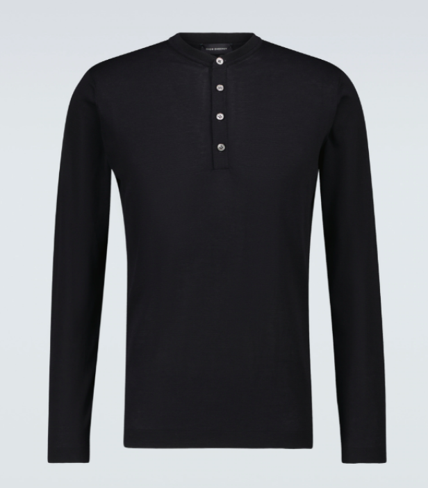 Ein schwarzes Langarmshirt mit Knopfleiste und Stehkragen.