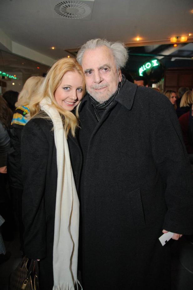 Eine blonde Frau und ein älterer Mann mit grauem Haar posieren für ein Foto.