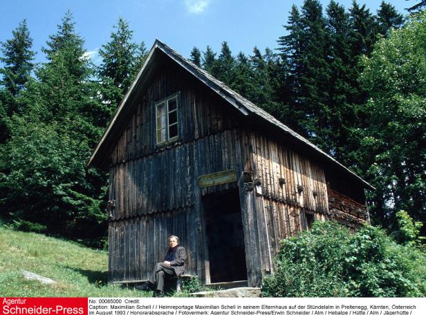 Maximilian Schell sitzt vor seinem Elternhaus auf der Stündelalm in Kärnten.